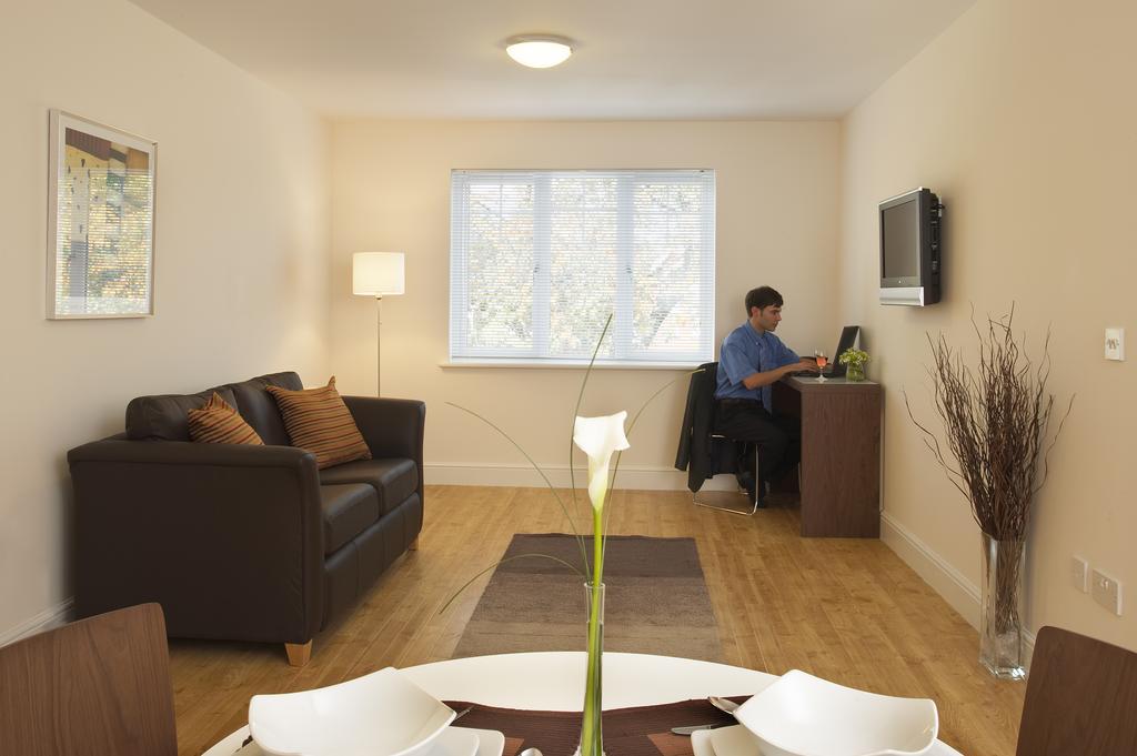 Saco Farnborough Apartment Фарнбъро Екстериор снимка